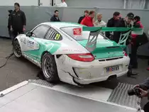 Ein Porsche 911 des Porsche Carrera Cup der auf den Hockenheimring verladen wird am 17.10.10