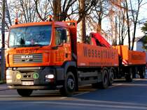 17:28, nichts wie schnell nach Hause fr den MAN-Hngerzug eines Betonerzeugers; 080312