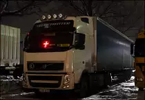 Und wer denkt an die die nicht mit den Familien Sylwester feiern konnten?.... Dieser Fahrer eines VOLVO FH 460  GLOBETROTTER XL  aus Ungarn verbrachte das Neujahr auf dem Rasthof Sauerland-West. Das LED-Kreuz ist deutlich zuerkennen.