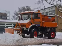 Unimog mit R�umschild und Streuer am 27.12.2010 auf der Halifaxstrasse in Aachen.