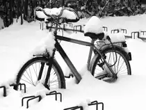 Eingeschneites Fahrrad am 27.12.2010 vor einem Hochschulinstitut in Aachen Melaten.