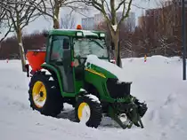 John Deere 4520 mit Salzstreuer in Aachen am 27.12.2010