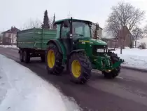 John Deere-5080R eilt mit einem Einachsh�nger Richtung Lagerhaus;110104