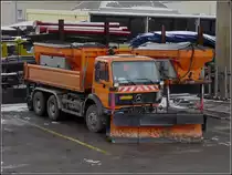 Mercedes Benz 2426 der Strassenmeisterei steht bereit zum n�chsten Wintereinsatz. Aufgenommen in der N�he des Bahnhofs von Mersch am 05.12.2010.