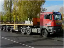 Dieser Schwertransporter hatte Gegengewichte geladen, welche von den Lastkr�nen zum Positionieren der Eisenbahnbr�cke in Ettelbr�ck ben�tigt wurden. Bei der Zugmaschine handelt es sich um ein MAN TGA 33.480.  31.10.2010.