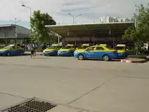 Taxistand am zentralen Omnibusbahnhof der Stadt Nakhon Ratchasima im Nordosten Thailands am 07.07.2009