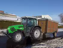 DEUTZ-FAHR AGROPLUS-81 ist samt Viehh�nger zu den FIH-Stallungen unterwegs;101221
