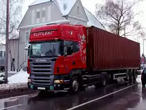 SCANIA R420 transportiert einen entleerten 40Fu�-Container von einem Baumarkt ab;101220