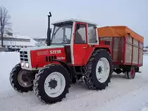 STEYR 8080-turbo karrt mit dem mitgef�hrten Viehh�nger ein Zuchtrind zu den FIH-Stallungen;101218