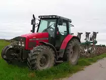 MF-6265 PowerControl f�hrt mit einem Wendepflug Ackerarbeiten durch;100827