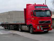 VOLVO FH12 wartet auf seine Beladung; 080318