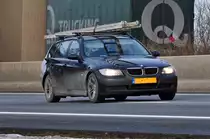 Der unerschrockene Holl�nder, unterwegs mit einem 3er BMW und Riesenleiter auf dem Dach auf, der A61 bei Miel  - 03.01.2011