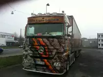 Bild 3 des MB Actros MP 2 mit ansprechender Lakierung am Bielefelder Gro�markt,Gru� an den Fahrer. 

