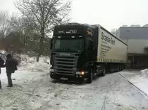 Abladen unter erschwerten Bedingungen im Weihnachtsstress am 23.12.2010. Ort: REWE-Markt in Geilenkirchen. Gru� an den Fahrer!Bild 2 

