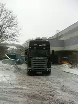 Abladen unter erschwerten Bedingungen im Weihnachtsstress am 23.12.2010. Ort: REWE-Markt in Geilenkirchen. Gru� an den Fahrer!Bild 4 

