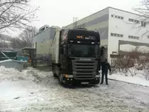 Abladen unter erschwerten Bedingungen im Weihnachtsstress am 23.12.2010. Ort: REWE-Markt in Geilenkirchen. Gru� an den Fahrer!Bild 5 

