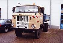 IFA W50LA 4x4  Dreiseitenkipper wird in Torgelow bei der VGU als Zugmittel genutzt.