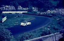N�rburgring 1000 km-Rennen 1966: Porsche mit Startnummer 17 im Karussell, am Steuer Bob Bondurant