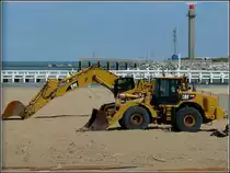 Caterpillar 972H Radlager aufgenommen durch einen Bauzaun an der Hafeneinfahrt von Oostende am 11.08.2010.