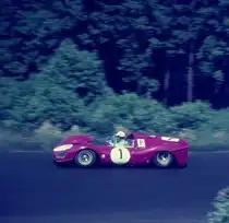 N�rburgring 1000 km-Rennen 1966: Der Ferrari 330P3 mit der Startnummer 1, am Steuer John Surtees. (Info f�r den Admin: Das Bild hat die Mindestgr��e. Und da� der Hintergrund unscharf ist, is t doch v�llig uninteressant. Das Fahrzeug ist jedenfalls nicht unscharf)