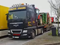 Polnischer MAN mit landwirtschaftlichen Ger�ten beladener Tieflader am 15.01.2011 auf der Rastst�tte Aachener Land.