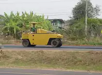 Eine Kombiwalze DYNAPAC CP201W bei der Stadt Nang Rong im Nordosten Thailands am 17.01.2011