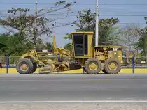 Ein Caterpillar 140HK Grader bei der Kleinstadt Lamplaimat im Nordosten Thailands am 18.01.2011