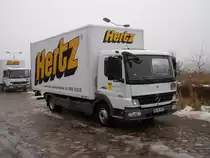 Am Stralsunder Bahnhof kann man diesen Mercedes-Kasten-LKW mieten.Aufnahme vom 14.Januar 2011.