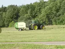 Ein John Deere Traktor mit Krone Rundballenpresse am 13.06.09 in der n�he von Karlsruhe