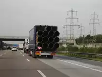 Ein Sattelauflieger mit ein paar gro�en R�hren auf der A3 bei Frankfurt Flughafen am 18.09.08