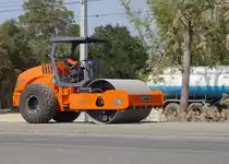 Ein HAMM Walzenzug 3410 beim Strassenbau nahe der Kleinstadt Lamplaimat im Nordosten Thailands am 18.01.2011