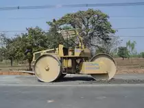 Auch diese Walze eines mir nicht bekannten Herstellers, mit der Angabe RS 09, ist eingesetzt bei der Kleinstadt Lamplaimat im Nordosten Thailands (18.01.2011)