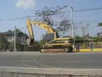 Ein Kettenbagger Caterpillar 320 am 18.01.2011 bei der Kleinstadt Lamplaimat im Nordosten Thailands