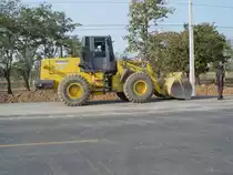Radlader TCM L 27 am 18.01.2011 bei der Kleinstadt Lamplaimat im Nordosten Thailands