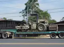 Walzenzug Ingersoll Rand SD 100 D auf einem Tieflader bei der Stadt Buri Ram im Nordosten Thailands am 19.01.2011