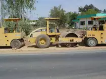 Walzenzug Caterpillar CS-533E bei der Stadt Buri Ram in Nordostthailand am 19.01.2011