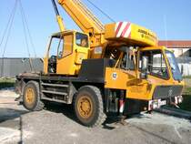 4 Rad Autokran beim Bau eines Supermarktes.