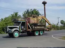 Der Komatsu Kettenbagger auf einem LKW, einem Hino, wie alt der wohl sein mag? - am 19.01.2011 bei der Stadt Buri Ram im Nordosten Thailands