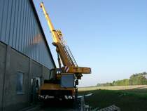 4 Rad Autokran beim Bau eines Supermarktes.