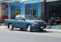 Ein etwas �lterer Nissan Pick-up mit Gro�kabine am 19.01.2011 in Thailand