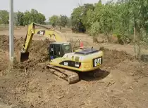 Ein Kettenbagger Caterpillar 320 D bei der Arbeit im Strassenbau in der N�he der Stadt Buri Ram im Nordosten Thailands am 20.01.2011