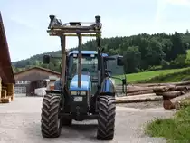 Ein New Holland mit Frontlader in Sulzberg bei einen S�gewerk am 11.08.08