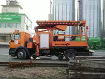 Ein MAN Zweiwege LKW mit Hubb�hne in Sinsheim am 14.03.09