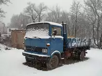 Dieser Mercedes 708 hat sich schon längst aus dem aktiven Dienst verabschiedet und rostet am 20.01.2011 in Chemnitz vor sich hin. Chemnitz Limbacher Straße.