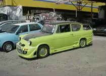 Dieses Fahrzeug ist ein britischer Ford Anglia 105E in der Version wie sie von 1959 - 1967 gebaut wurde, jedoch Karosseriem��ig stark ver�ndert. Nur die Heckscheibe und die Scheinwerfereinfassungen lassen noch den  alten  Zustand erkennen. Am 20.01.2011 in Buri Ram im Nordosten Thailands