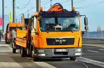 MAN TGL 8.180 mit Bordkran,  Kirsch Fernmeldebau  auf der Kennedybr�cke in Bonn - 10.01.2011