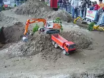 Ein Atlas Rauppenbagger und ein Mercedes Baukipper als RC Modell auf der Fazination Modellbau in Sinsheim am 18.03.07