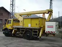 Ein Zweiwege Unimog der Firma Strabag in Neckargem�nd Bhf am 14.03.10