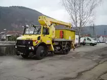 Ein Zweiwege Unimog von Strabag in Neckargem�nd am Bhf am 14.03.10