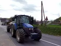 NEW-HOLLAND TL100 ist mit dem leeren G�llefass wieder zur Jauchegrube unterwegs;101106